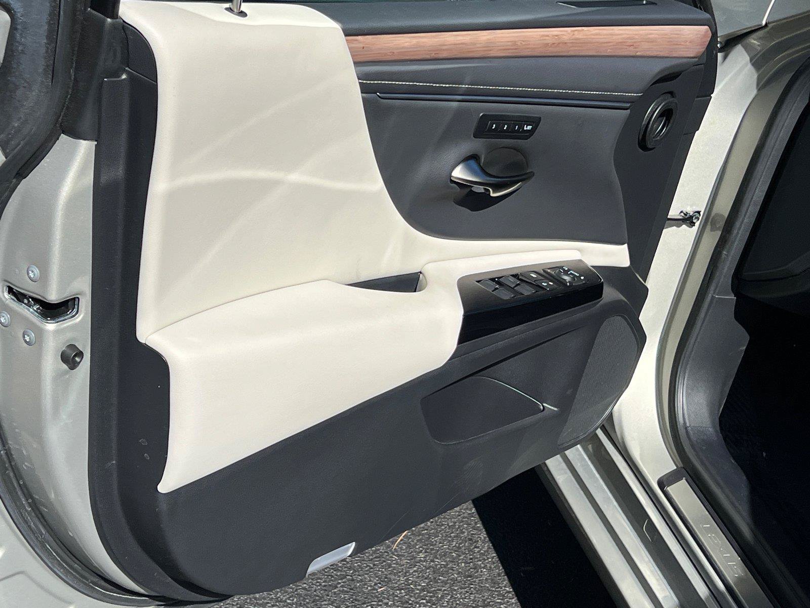 Used 2024 Lexus ES 350 w/ Premium Package FWD image 10
