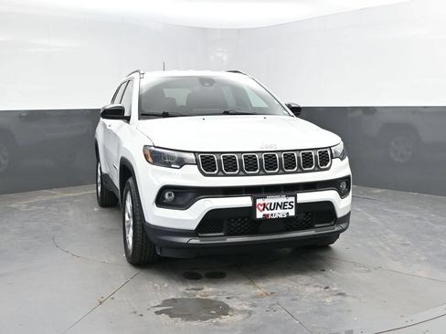 Used 2024 Jeep Compass Latitude AWD/4WD image 4