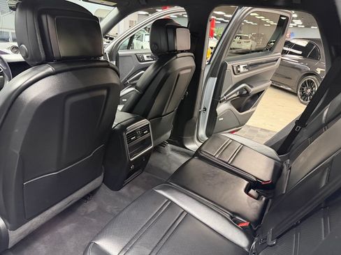 Used 2020 Porsche Cayenne AWD/4WD image 40