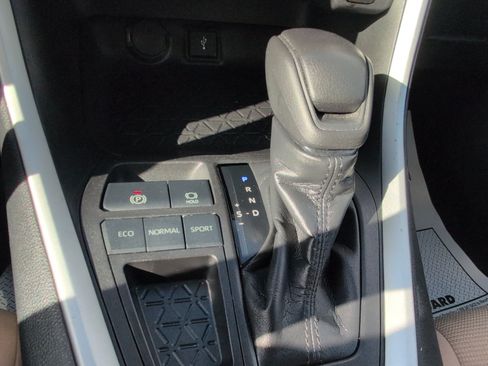 Used 2021 Toyota RAV4 LE FWD image 21