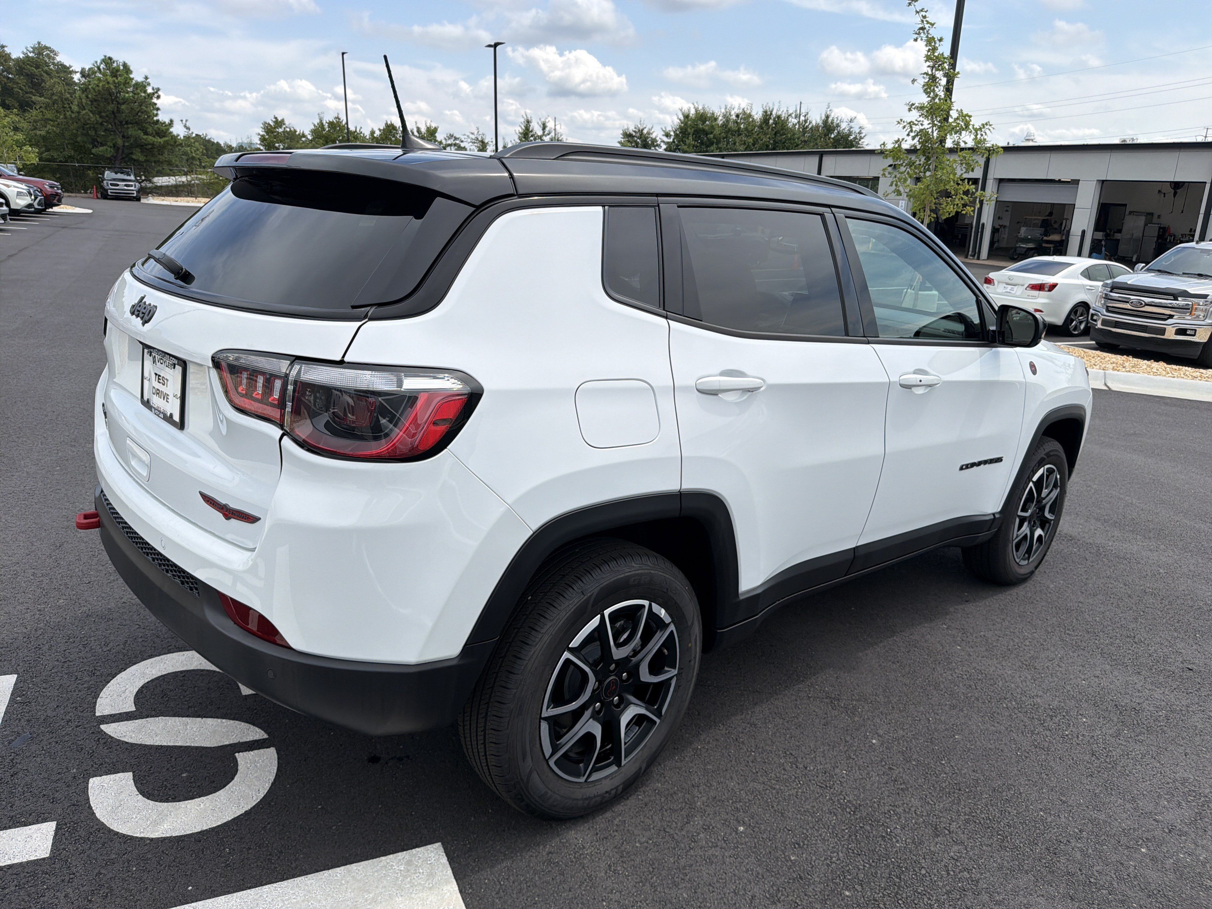 Used 2025 Jeep Compass Trailhawk AWD/4WD image 7