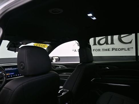 Used 2025 Chevrolet Traverse LT image 25