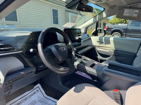 Used 2023 Toyota Sienna LE image 8