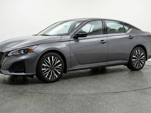 Used 2025 Nissan Altima 2.5 SV image 3