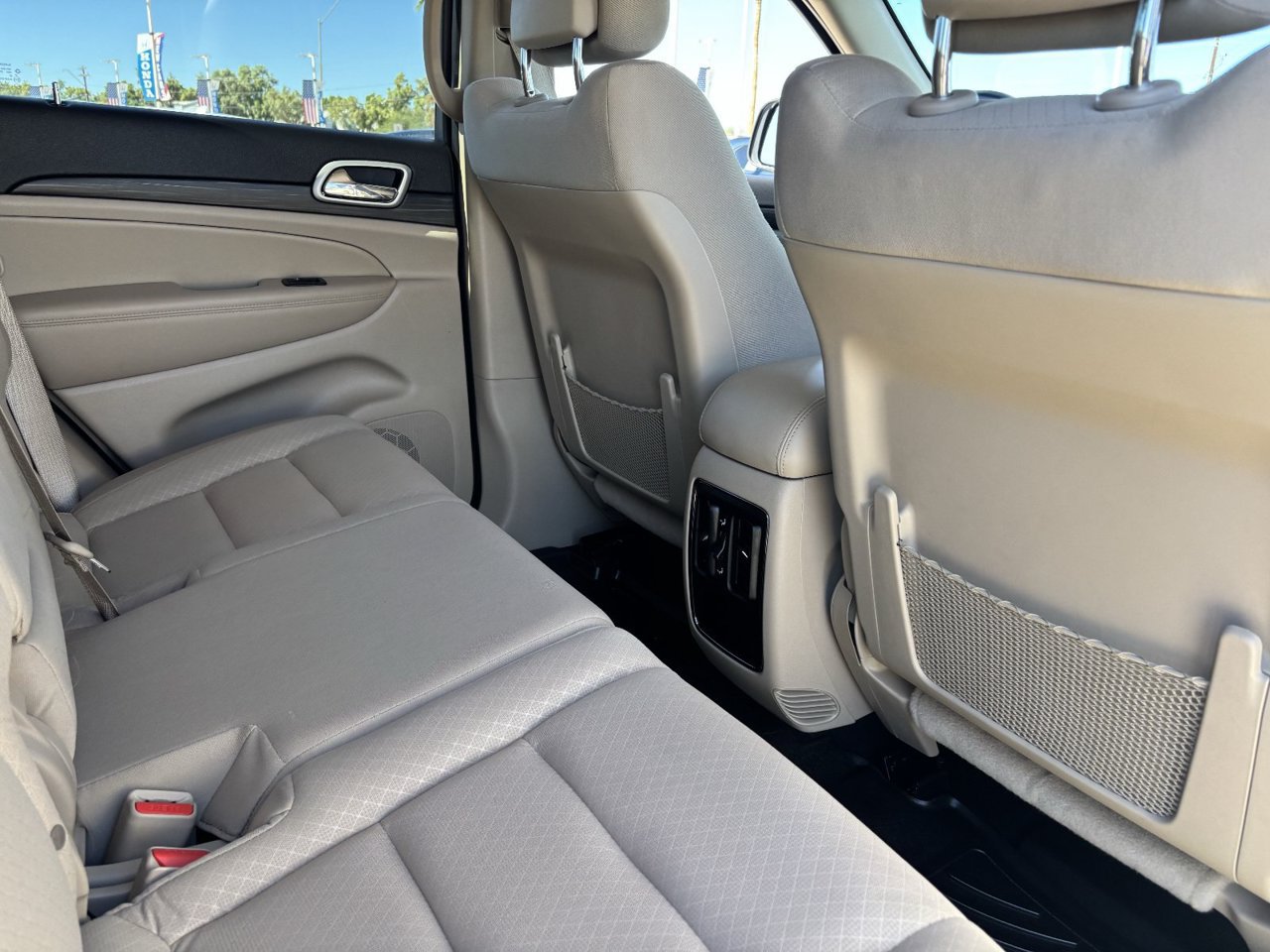 Used 2021 Jeep Grand Cherokee Laredo AWD/4WD image 11