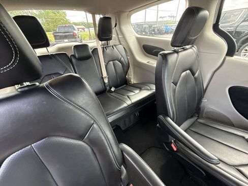 Used 2023 Chrysler Pacifica Touring-L FWD image 26