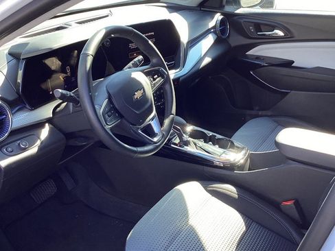 Used 2025 Chevrolet Trax LT w/ LT Convenience Package image 10