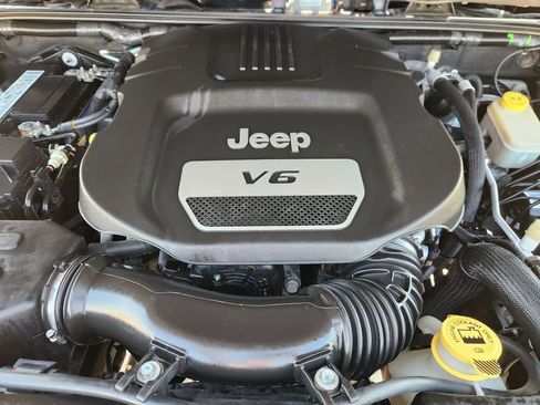 Used 2016 Jeep Wrangler Unlimited Sahara w/ Connectivity Group image 30