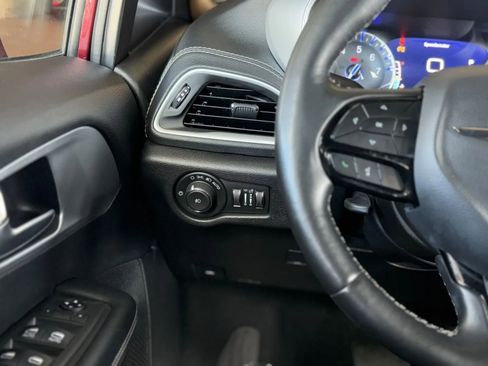 Used 2021 Chrysler Pacifica Touring w/ Uconnect Theater Family Group image 27