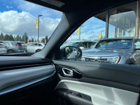 Used 2025 Jeep Compass Limited image 36