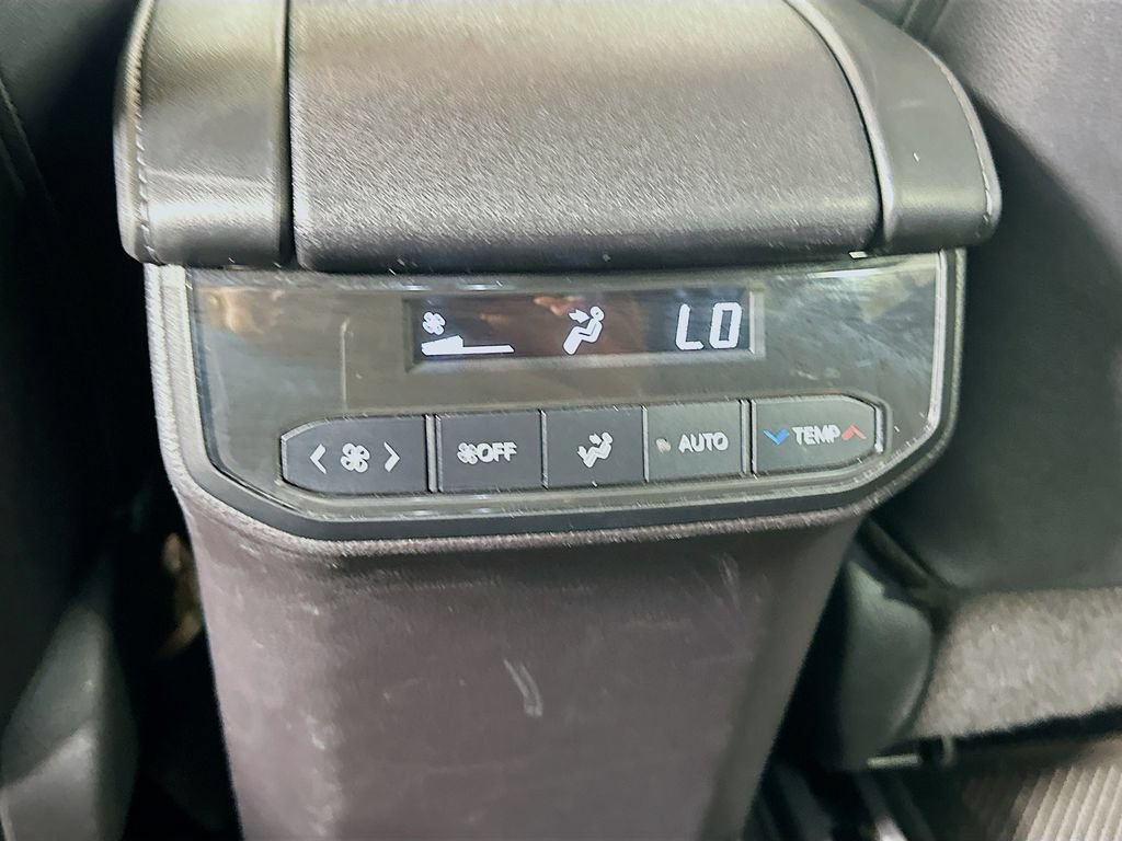 Used 2024 Toyota Highlander XLE FWD image 25