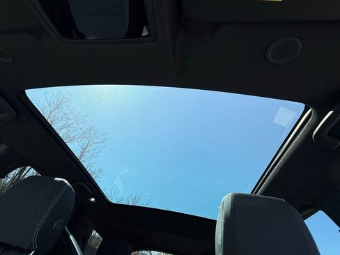 Certified 2025 Land Rover Discovery Sport Dynamic SE image 33