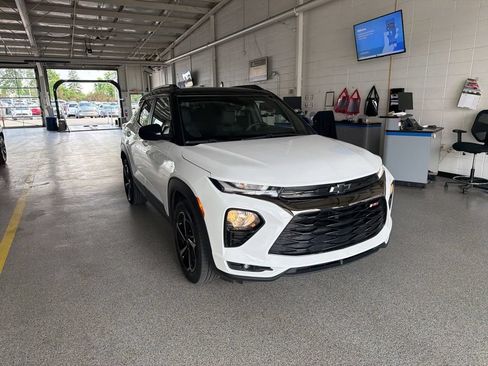Used 2021 Chevrolet TrailBlazer RS FWD image 2