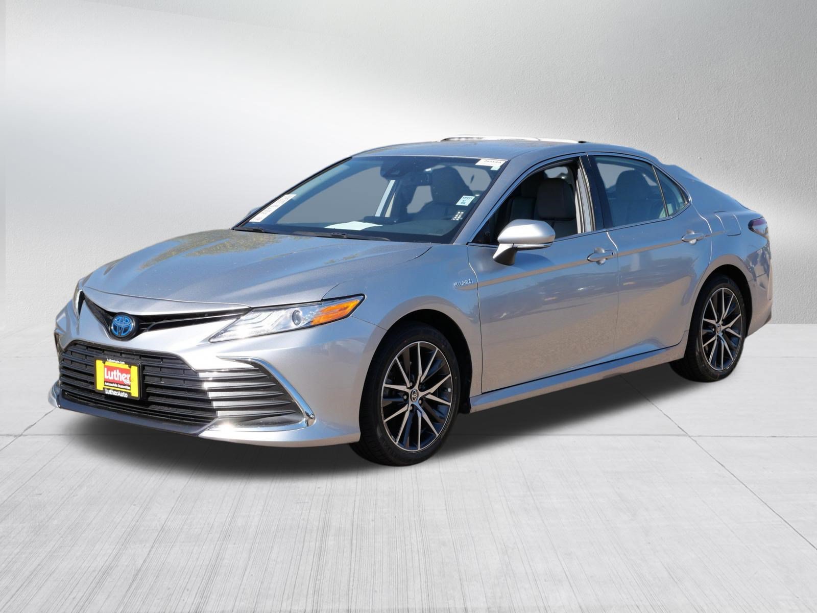 Used 2021 Toyota Camry XLE w/ Cold Weather Package FWD image 3