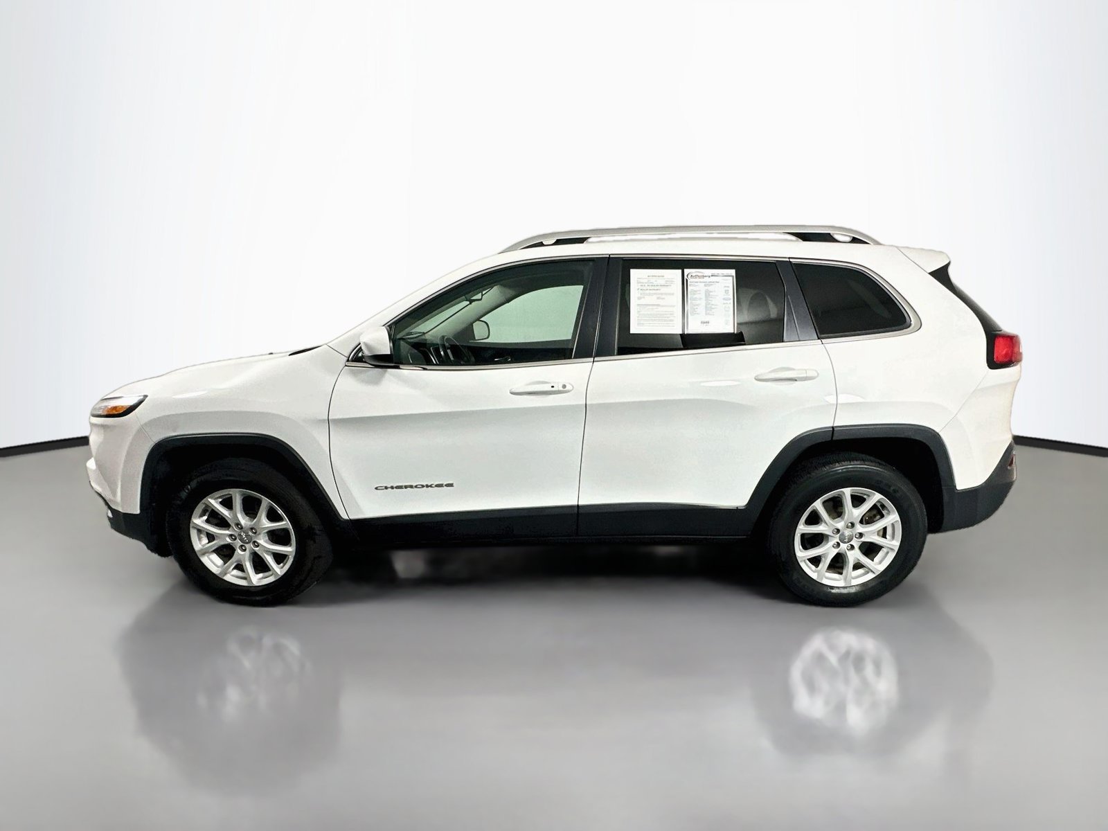 Used 2018 Jeep Cherokee Latitude Plus w/ Cold Weather Group AWD/4WD image 4