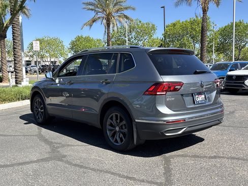 Used 2023 Volkswagen Tiguan SE w/ Panoramic Sunroof Package image 3