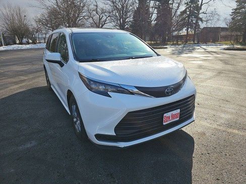 Used 2024 Toyota Sienna LE image 8