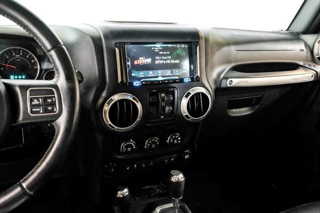 Used 2016 Jeep Wrangler Unlimited Sahara w/ Dual Top Group AWD/4WD image 28