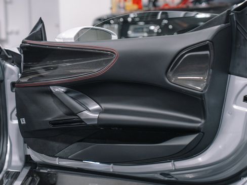 Used 2022 Ferrari SF90 Spider image 32