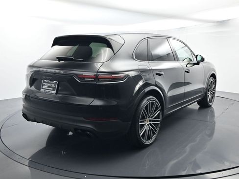 Certified 2022 Porsche Cayenne Platinum Edition image 13
