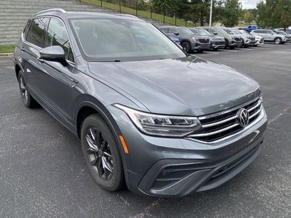 Used 2023 Volkswagen Tiguan SE w/ Panoramic Sunroof Package