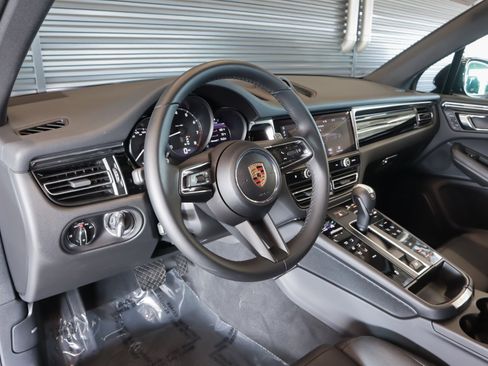 Used 2025 Porsche Macan image 4