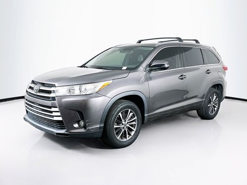 Used 2018 Toyota Highlander XLE image 3