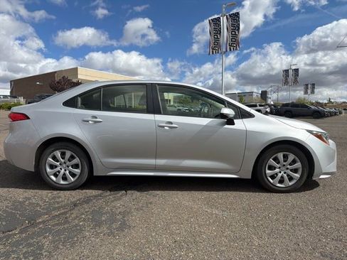 Used 2020 Toyota Corolla LE image 2