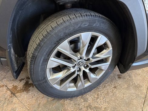 Used 2022 Toyota RAV4 XLE Premium image 12