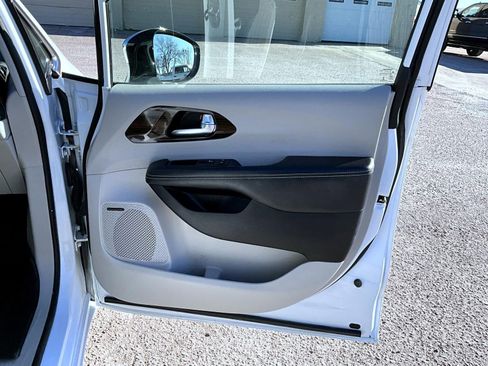 Certified 2023 Chrysler Pacifica Limited w/ Uconnect Theater Family Group image 8