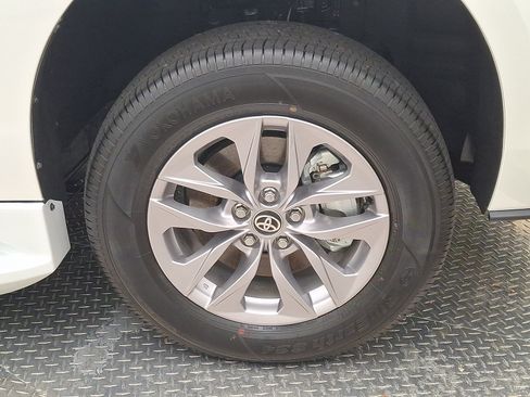 Used 2026 Toyota Sienna XLE FWD image 22