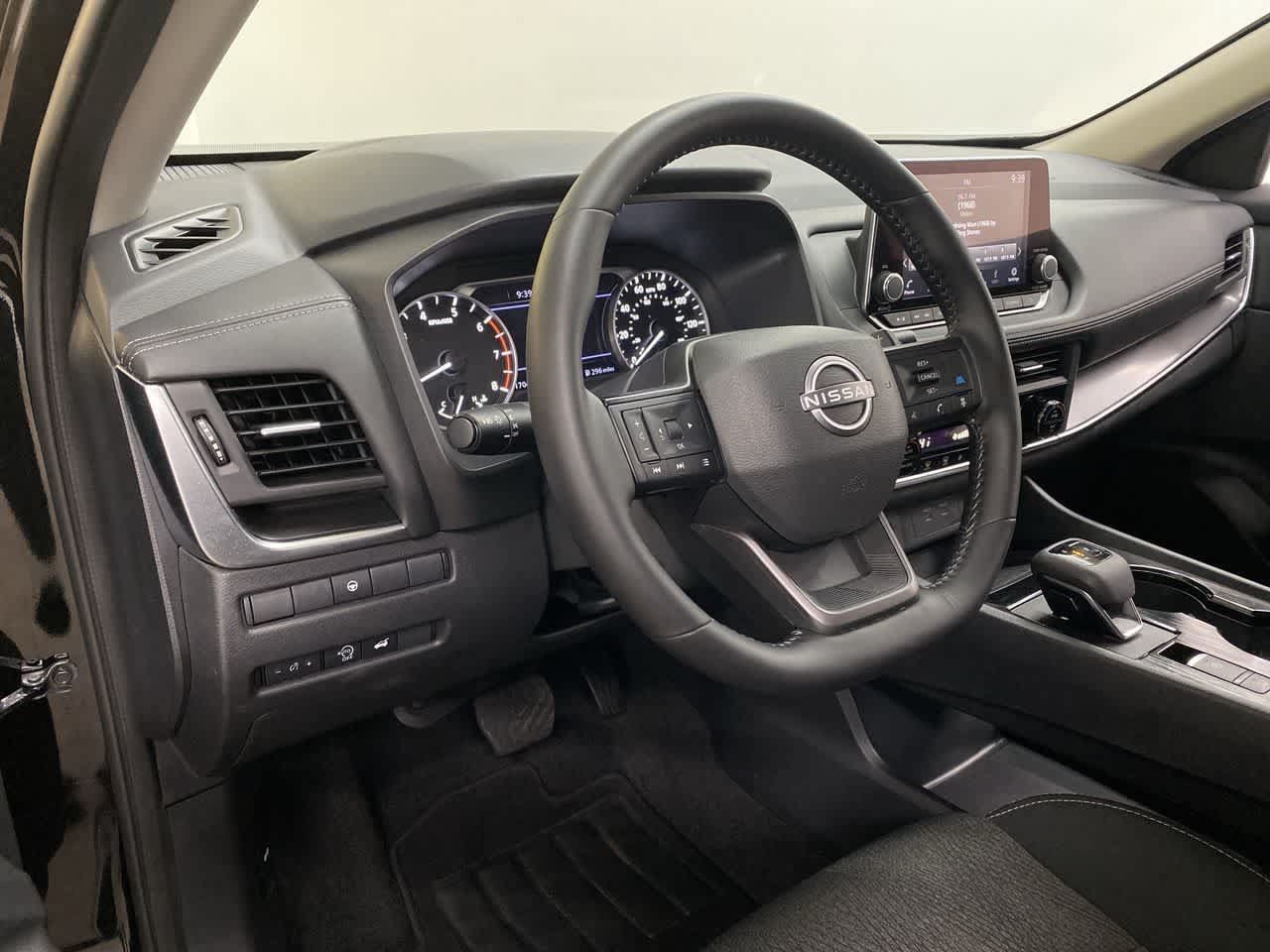 Used 2025 Nissan Rogue SV AWD/4WD image 2