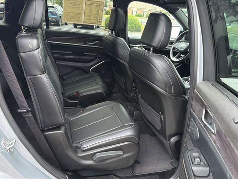 Used 2025 Jeep Grand Cherokee L Limited w/ Luxury Tech Group II AWD/4WD image 14