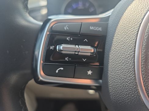 Certified 2024 Kia Carnival LX FWD image 25