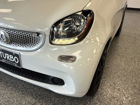 Used 2017 smart fortwo pure RWD image 27