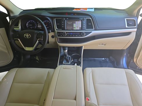 Used 2019 Toyota Highlander XLE FWD image 9