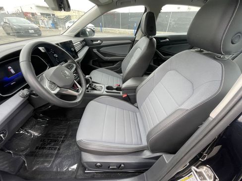 Used 2025 Volkswagen Jetta SE image 27