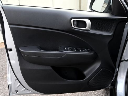 Used 2022 Hyundai Venue SEL image 13