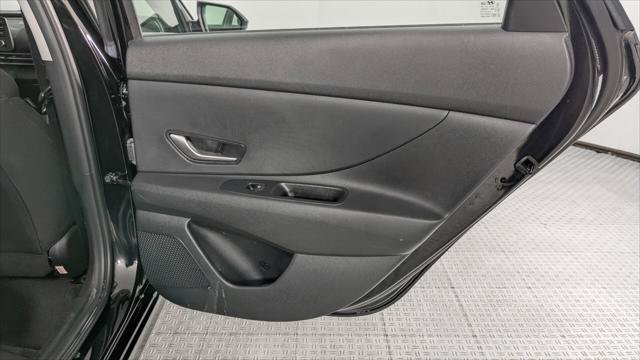 Used 2025 Hyundai Elantra SE FWD image 19