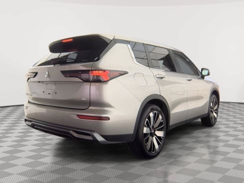 Used 2025 Mitsubishi Outlander SE AWD/4WD image 2