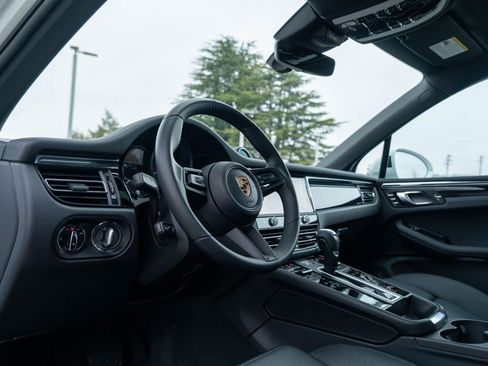 Certified 2025 Porsche Macan AWD/4WD image 5