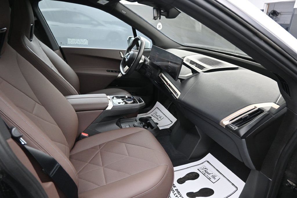 Used 2023 BMW iX xDrive50 w/ Sport Package AWD/4WD image 29