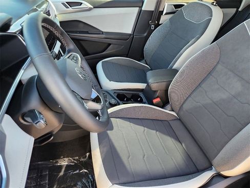 New 2025 Volkswagen Taos SE image 6