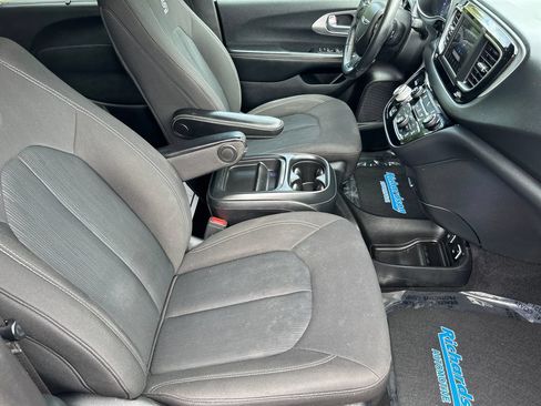 Used 2020 Chrysler Pacifica Touring w/ S Appearance Package FWD image 14