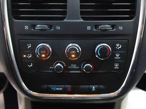 Used 2016 Dodge Grand Caravan SXT FWD image 28