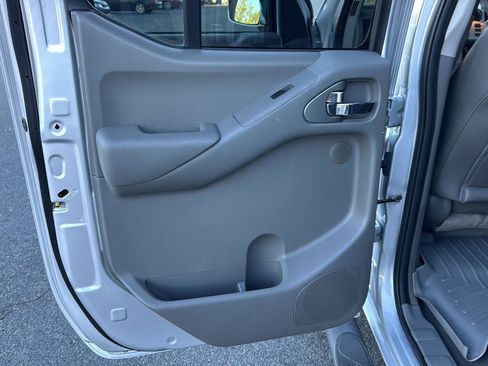 Used 2019 Nissan Frontier SL image 15