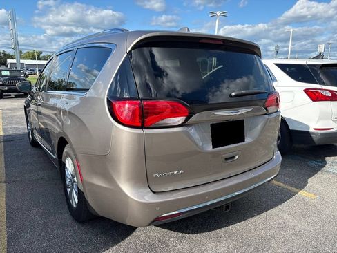 Certified 2018 Chrysler Pacifica Touring-L FWD image 6