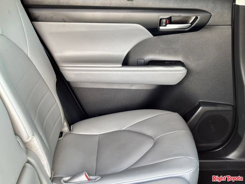 Certified 2025 Toyota Highlander XLE FWD image 15