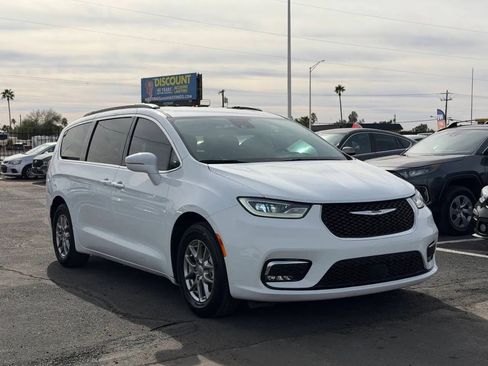 Used 2021 Chrysler Pacifica Touring FWD image 13
