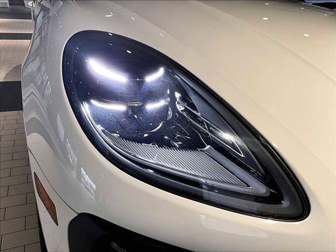 Used 2025 Porsche Macan image 15